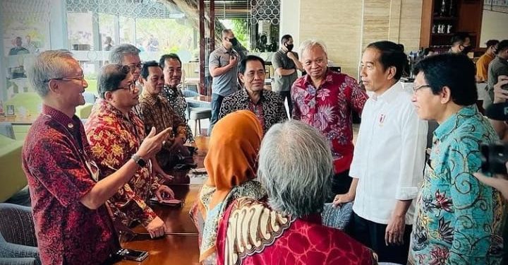 Di Tengah Gugatan Ijazah Palsu, Presiden Jokowi Bertemu Sahabat Sesama Alumni UGM