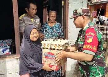 Babinsa Wakai Laksanakan Komsos, Beri Bantuan dan Bantu Masak