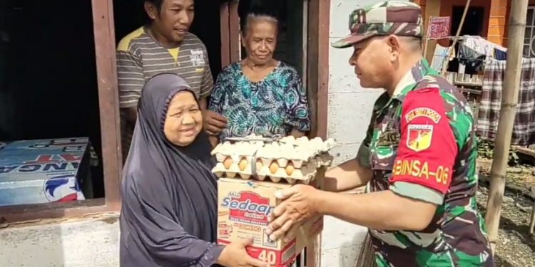 Babinsa Wakai Laksanakan Komsos, Beri Bantuan dan Bantu Masak