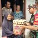 Babinsa Wakai Laksanakan Komsos, Beri Bantuan dan Bantu Masak