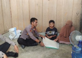 Polsek Poso Pesisir Salurkan Bantuan Beras Ke Warga Tabalu