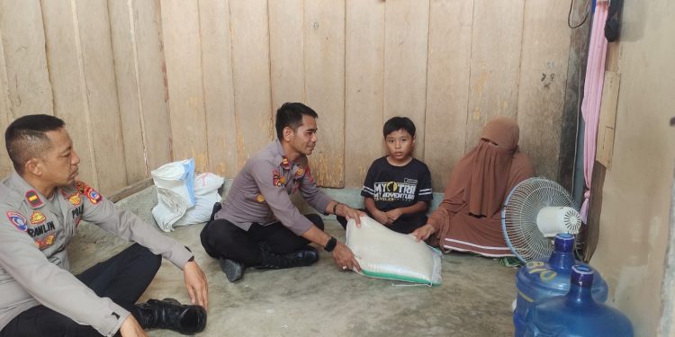 Polsek Poso Pesisir Salurkan Bantuan Beras Ke Warga Tabalu