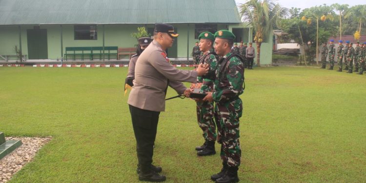 Kapolres Poso Beri Penghargaan Dua Anggota TNI Berprestasi