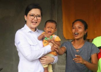 Bupati Verna Bagi-Bagi Bantuan Di Bunga Desa Tangkura