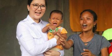 Bupati Verna Bagi-Bagi Bantuan Di Bunga Desa Tangkura