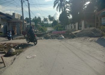 Warga Kayamanya Bangun Plat Deker Jalan Kabupaten Secara Swadaya