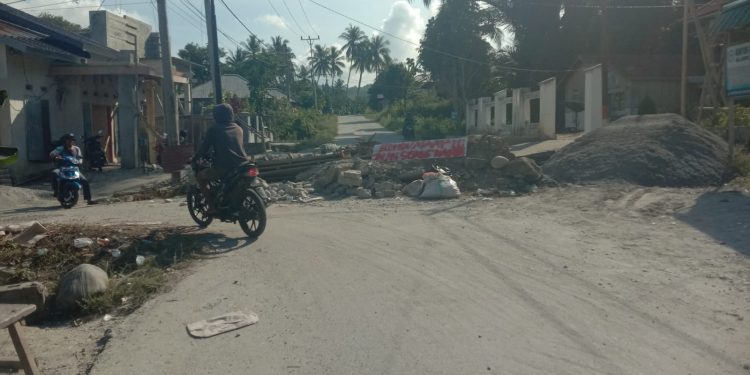 Warga Kayamanya Bangun Plat Deker Jalan Kabupaten Secara Swadaya