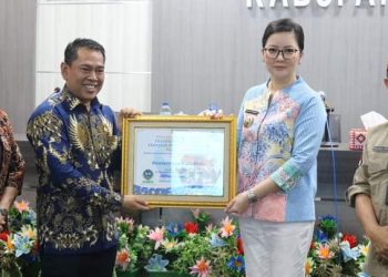 Bupati Verna Terima Penghargaan Kepatuhan Standar Pelayanan Publik Dari Ombudsman