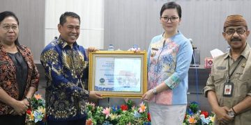 Bupati Verna Terima Penghargaan Kepatuhan Standar Pelayanan Publik Dari Ombudsman