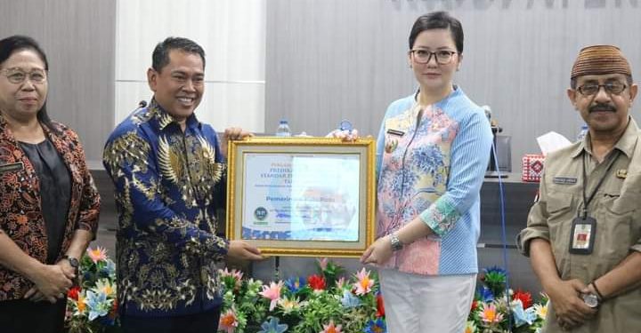 Bupati Verna Terima Penghargaan Kepatuhan Standar Pelayanan Publik Dari Ombudsman