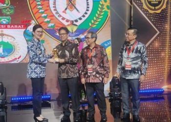 Verna Terima Penghargaan UHC Award