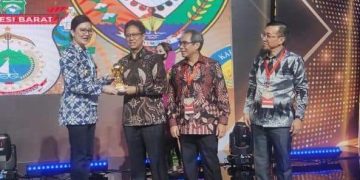 Verna Terima Penghargaan UHC Award