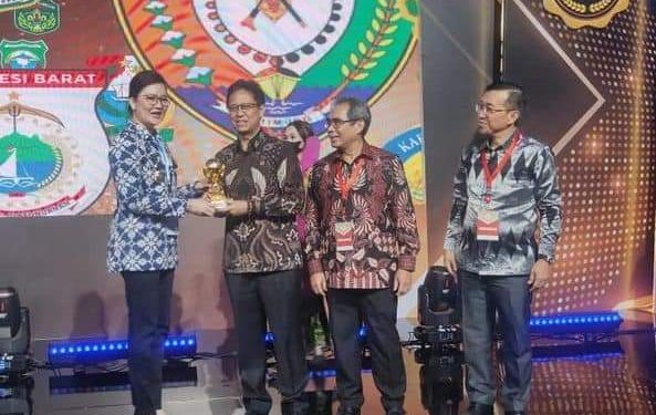 Verna Terima Penghargaan UHC Award