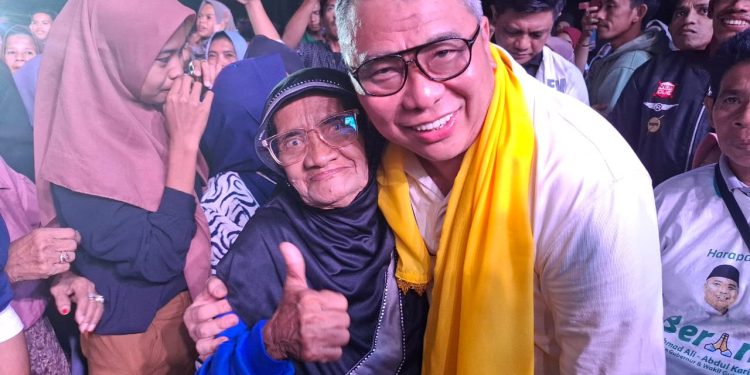 Ingin Sekali Bertemu Ahmad Ali, Nenek 78 Tahun Ini Rela Terhimpit di Antara Ribuan Massa