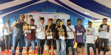 Bos Chody Pemenang Lomba Perahu Layar Tradisional dengan Tagline BERANI Race