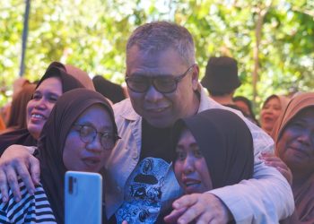 Ahmad Ali Kunjungi Masyarakat Terdampak Banjir di Sausu, Hadirkan Pemeriksaan Kesehatan dan Bansos