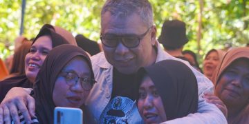 Ahmad Ali Kunjungi Masyarakat Terdampak Banjir di Sausu, Hadirkan Pemeriksaan Kesehatan dan Bansos