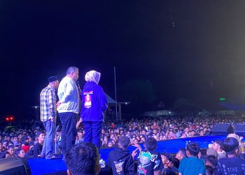 Ahmad Ali Perkenalkan Dua Calon Bupati Tojo Unauna di Konser BerAmal Desa Tombiano