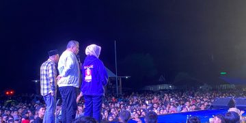 Ahmad Ali Perkenalkan Dua Calon Bupati Tojo Unauna di Konser BerAmal Desa Tombiano