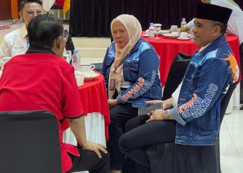 Pakai Jaket Levis, Pasangan BERANI Siap Cabut Nomor Urut di KPU Sulteng
