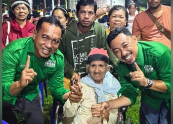 Walaupun Pakai Kursi Roda, Warga Lansia di Saemba Antusias Bertemu Jeffisa-Ruben