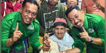 Walaupun Pakai Kursi Roda, Warga Lansia di Saemba Antusias Bertemu Jeffisa-Ruben