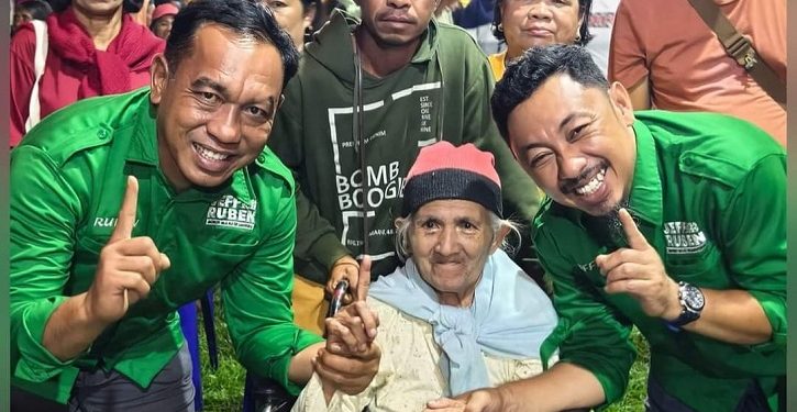 Walaupun Pakai Kursi Roda, Warga Lansia di Saemba Antusias Bertemu Jeffisa-Ruben