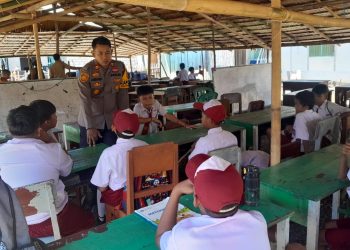Belajar di Tenda Darurat, Murid SDN 1 Tangkura Dapat Motivasi dari Kapolsek Poso Pesisir Selatan