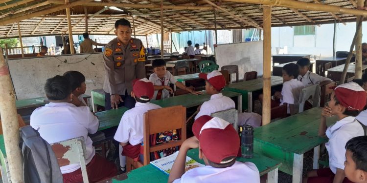 Belajar di Tenda Darurat, Murid SDN 1 Tangkura Dapat Motivasi dari Kapolsek Poso Pesisir Selatan