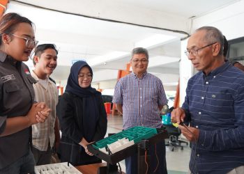 Rektor Universitas Pertamina Prof. Dr. Ir. Wawan Gunawan A. Kadir, M.S., IPU., berdialog dengan mahasiswa saat meninjau karya inovasi teknologi dalam pameran IDEEE 2026. (Dok. UPER)