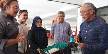 Rektor Universitas Pertamina Prof. Dr. Ir. Wawan Gunawan A. Kadir, M.S., IPU., berdialog dengan mahasiswa saat meninjau karya inovasi teknologi dalam pameran IDEEE 2026. (Dok. UPER)