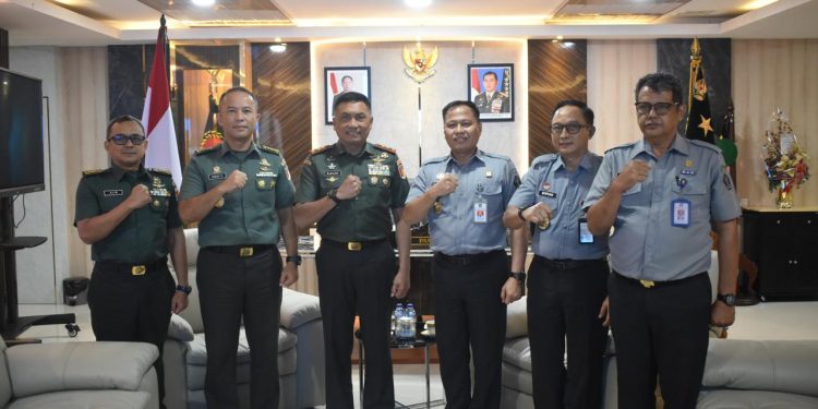 Perkuat Sinergi Hukum dan Pertahanan, Kakanwil Kemenkum Sulteng Temui Pangdam XXIII/Palaka