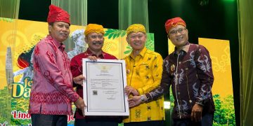Lindungi Komoditas Unggulan Sigi, Kemenkum Sulteng Serahkan Sertifikat KIK Kopi Robusta Lindu