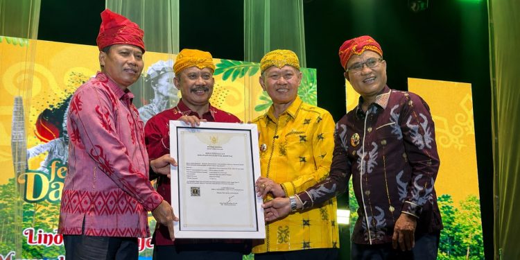 Lindungi Komoditas Unggulan Sigi, Kemenkum Sulteng Serahkan Sertifikat KIK Kopi Robusta Lindu